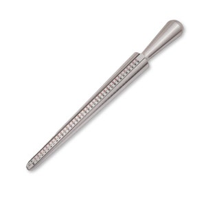 Op de afbeelding: Een zilveren ringmaat met een taps toelopend, puntig uiteinde en een afgeronde handgreep. De ringmaat heeft een schaal met ringmaten die in rood zijn gemarkeerd.