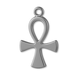 Puede incluir: Un dije de ankh de metal en tono plateado pulido con una superficie lisa y reflectante, que incluye un lazo circular en la parte superior para su fijación. El colgante tiene una forma de cruz clásica con una sección superior en bucle.