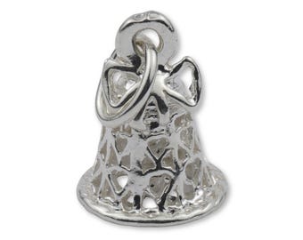 Puede incluir: Un dije de metal plateado con forma de campana, que presenta un intrincado diseño calado de formas de corazón interconectadas en todo su cuerpo. Una pequeña argolla circular está unida al lazo superior para colgar o conectar la pieza.