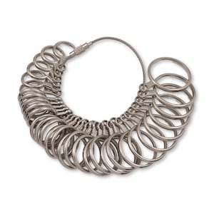 Può includere: Un misuratore di dimensioni dell'anello in argento con una catena e una serie di anelli di diverse dimensioni. Gli anelli sono collegati tra loro e possono essere utilizzati per misurare la dimensione di un dito.