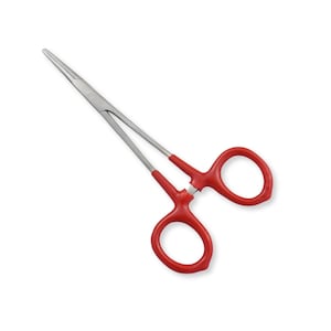 Puede incluir: Una pinza hemostática de metal plateado con mandíbulas largas, delgadas y dentadas, y anillos para los dedos recubiertos de plástico rojo brillante. La herramienta incluye un mecanismo de bloqueo de trinquete cerca de los anillos.