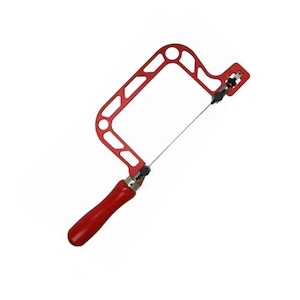 Può includere: Un telaio per sega in metallo rosso con un manico in legno e una lama sottile in filo. La sega è progettata per tagli intricati.