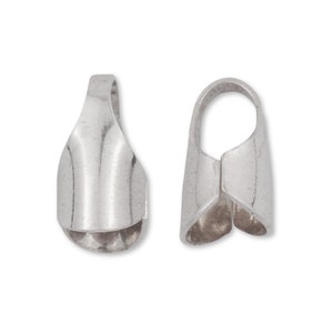 Op de afbeelding: Twee zilveren metalen eindkappen voor het maken van sieraden. De eindkappen zijn ontworpen om te worden gebruikt aan de uiteinden van een koord of ketting om rafelen of uitrafelen te voorkomen.