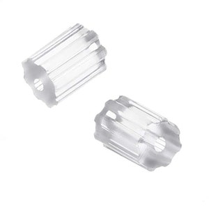 Peut inclure: Deux dos d'oreille en plastique transparent avec un motif strié. Les dos ont un petit trou au centre.
