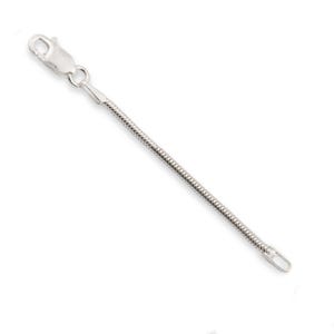 Puede incluir: Un collar de cadena de serpiente de plata con cierre de langosta.