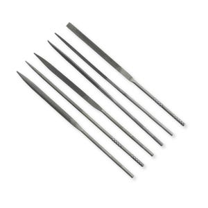 Pode incluir: Um conjunto de cinco limas de agulha de metal cinzento dispostas na diagonal. Cada ferramenta apresenta um corpo de metal longo, fino e texturizado com uma ponta afiada e um padrão de aderência cruzado na base para trabalhos de precisão.