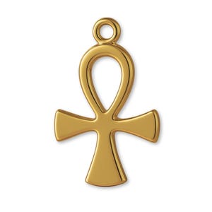 Könnte beinhalten: Ein polierter, goldfarbener Ankh-Anhänger aus Metall mit einer glatten, reflektierenden Oberfläche und einer runden Öse an der Oberseite zur Befestigung. Das kreuzförmige Schmuckstück zeigt ein klassisches ägyptisches Symbol.