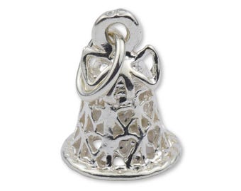 Puede incluir: Un dije de metal plateado con forma de campana que presenta un delicado patrón de filigrana calada en todo su cuerpo. El dije incluye una pequeña anilla en la parte superior para su sujeción y una base redondeada y lisa con acabado pulido.
