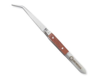 Peut inclure: Une pince en métal argenté avec une pointe courbée et des plaquettes de manche en bois brun fixées par deux rivets. Le manche porte l'inscription ORE METALS imprimée en brun foncé près de la base de l'outil.
