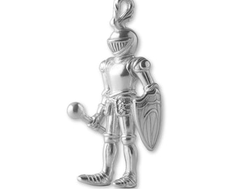 Könnte beinhalten: Ein polierter, silberfarbener Metallanhänger in Form eines Ritters in vollständiger Plattenrüstung. Die Figur trägt einen geschlossenen Helm, hält einen Streitkolben in der einen Hand und einen Schild am anderen Arm. Eine Öse oben dient zur Aufhängung.