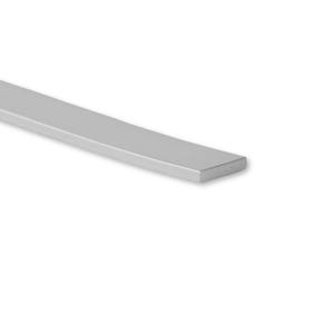 Puede incluir: Una barra de metal plateado con una sección transversal rectangular.