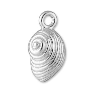 Può includere: Un ciondolo a forma di conchiglia color argento con un motivo a spirale e un anello nella parte superiore. Il ciondolo ha una finitura lucida ed è probabilmente realizzato in metallo. Il design della conchiglia è dettagliato con creste visibili e una forma liscia e arrotondata.