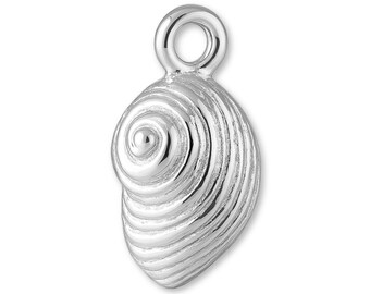 Pode incluir: Um pingente de metal prateado em forma de concha espiral. O pingente apresenta uma superfície polida e reflexiva com cristas concêntricas em relevo que seguem a curva natural da concha, rematado com um pequeno anel circular para fixação.