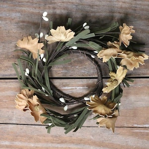 Floral Candle Ring, Tea Stain Daisy & Pip Berry Candle Ring, 2.5 inch Mini Wreath, Primitive Decor