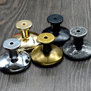 Pode incluir: Cinco bot&otilde;es de arm&aacute;rio diferentes em v&aacute;rios acabamentos, incluindo cromo polido, ouro, preto e cinza.