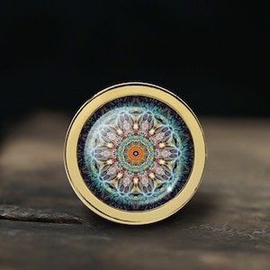 Peut inclure: Une bague dorée avec un motif rond de mandala bleu, vert et violet.