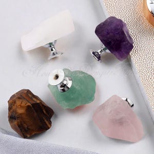 Pomelli in cristallo Pomelli in pietre preziose Maniglie in minerale Pomelli in pietre semipreziose Maniglie per cassetti Maniglie per mobili Maniglie per guardaroba Pomelli per cassettiere Ferramenta per mobili