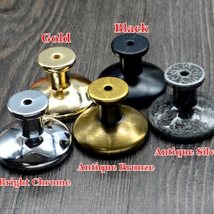 Pode incluir: Cinco bot&otilde;es de arm&aacute;rio diferentes em v&aacute;rios acabamentos: cromo brilhante, bronze antigo, prata antiga, ouro e preto.