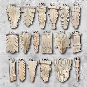 Peut inclure: Une collection de quinze éléments architecturaux décoratifs en bois non finis, chacun avec un design sculpté unique. Numérotés de #18 à #35, ils présentent divers motifs de feuilles, de volutes et géométriques, parfaits pour la décoration intérieure.