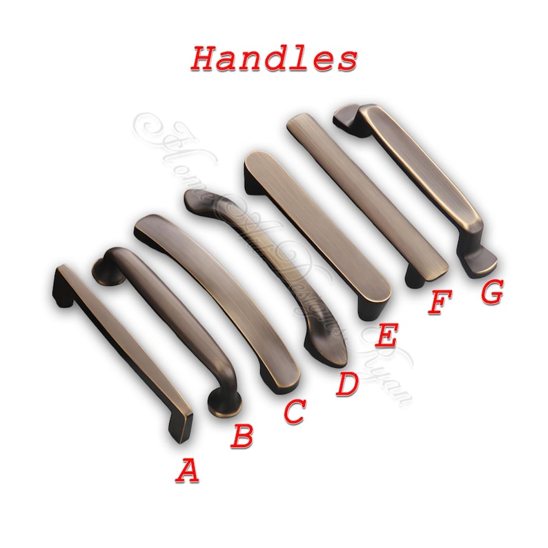 K&ouml;nnte beinhalten: Eine Auswahl an bronzefarbenen Schrankgriffen in verschiedenen Designs. Das Wort "Handles" ist rot oben aufgedruckt. Die Griffe variieren in der Form, von geraden Stangen bis zu gebogenen Griffen, und sind mit A bis G beschriftet.
