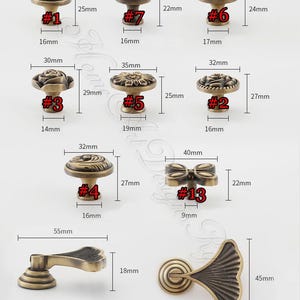 Pu&ograve; includere: Una collezione di pomelli e maniglie per mobili in bronzo antico. L'immagine mostra vari design, tra cui forme floreali, a rosetta e a fiocco, con misure in millimetri. Questi elementi decorativi sono ideali per il restauro di mobili.