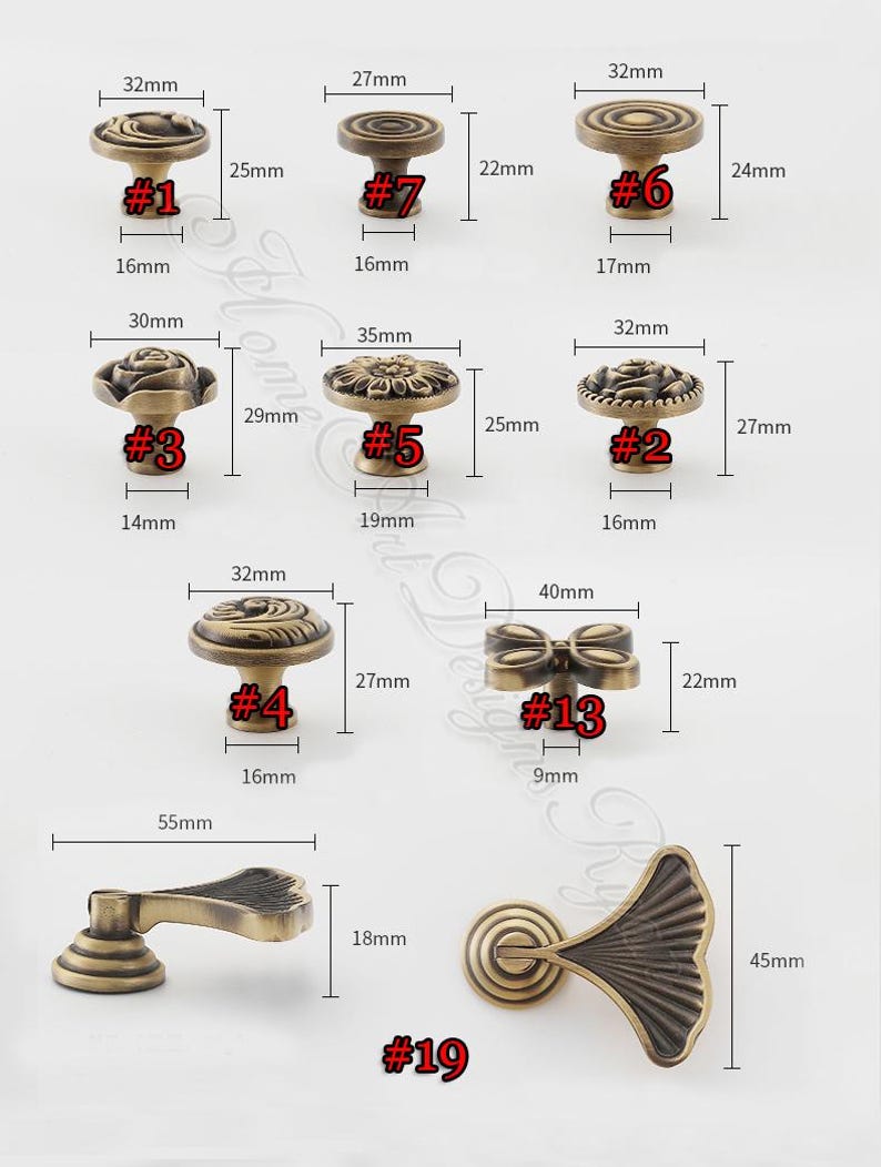 Pu&ograve; includere: Una collezione di pomelli e maniglie per mobili in bronzo antico. L'immagine mostra vari design, tra cui forme floreali, a rosetta e a fiocco, con misure in millimetri. Questi elementi decorativi sono ideali per il restauro di mobili.