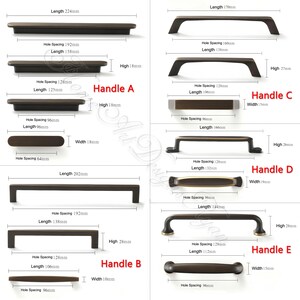 K&ouml;nnte beinhalten: Ein Diagramm mit verschiedenen bronzefarbenen Schrankgriffen mit Abmessungen in Millimetern. Die Griffe variieren in Form und Gr&ouml;&szlig;e, einschlie&szlig;lich Stangen-, gebogenen und Knopfstilen. Das Bild enth&auml;lt Etiketten f&uuml;r die Griffarten A, B, C, D und E mit Messungen f&uuml;r L&auml;nge, Lochabstand und H&ouml;he.