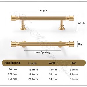 Puede incluir: Tiradores dorados para armarios con dise&ntilde;o acanalado. La imagen muestra dos tiradores, uno con asa y otro sin ella, junto con una tabla que detalla la distancia entre agujeros, la longitud, el ancho y la altura en mil&iacute;metros. Los tiradores miden 15,4 cm, 18,6 cm y 21,8 cm de largo.