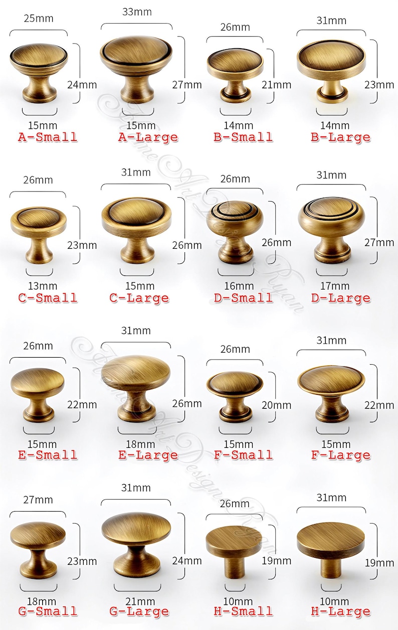 Puede incluir: Colecci&oacute;n de tiradores de armario de lat&oacute;n antiguo en varios tama&ntilde;os. Las medidas se proporcionan en mil&iacute;metros. Los tiradores tienen un dise&ntilde;o cl&aacute;sico, con tapas redondeadas y bases decorativas. Ideal para la restauraci&oacute;n de muebles.