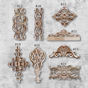 Könnte beinhalten: Eine Sammlung aufwendig geschnitzter dekorativer Holzelemente, darunter Blumen- und Scroll-Designs. Die Teile sind in verschiedenen Formen und Größen gehalten und haben eine hellbraune Oberfläche. Jedes Teil ist nummeriert.