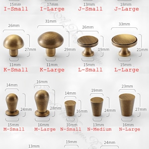 Puede incluir: Una variedad de tiradores de armario de lat&oacute;n antiguo en diferentes formas y tama&ntilde;os, con medidas en mil&iacute;metros. Los tiradores incluyen dise&ntilde;os redondos, de seta y cil&iacute;ndricos, adecuados para muebles o decoraci&oacute;n.