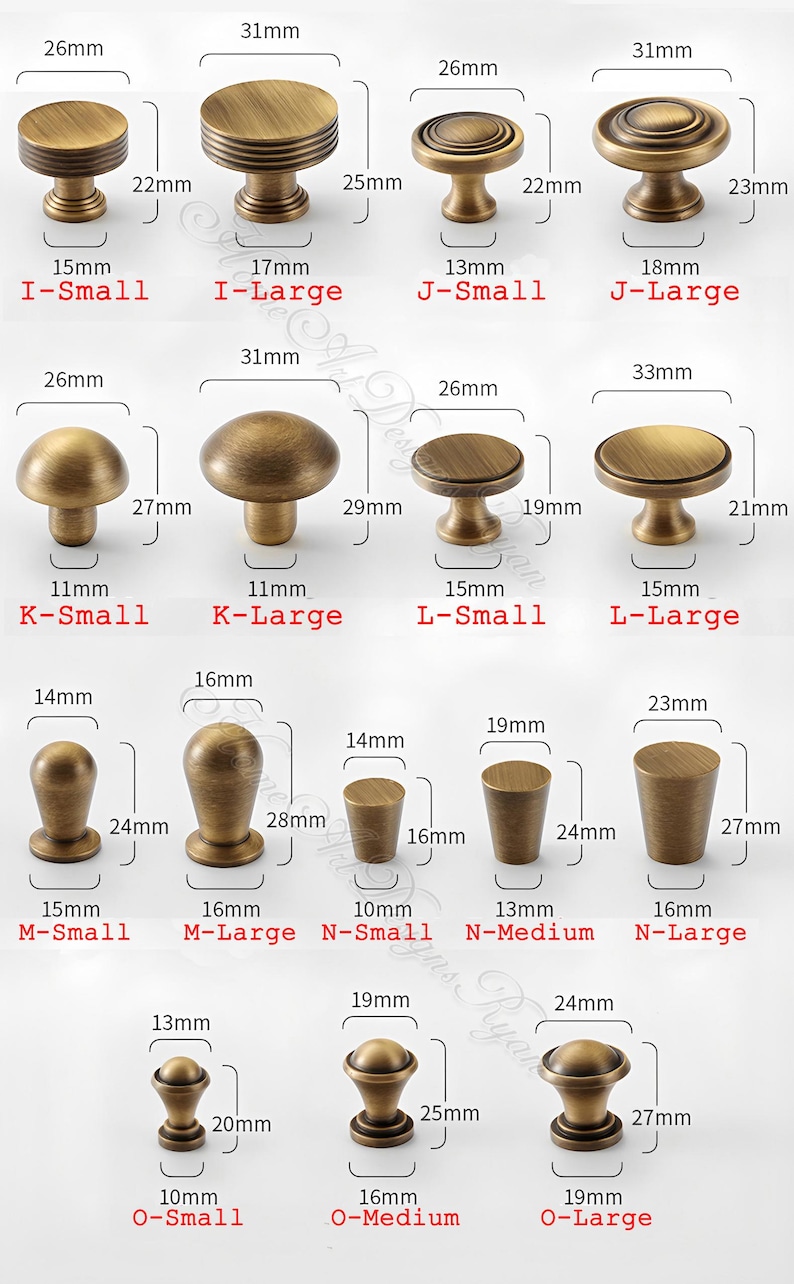 Puede incluir: Una variedad de tiradores de armario de lat&oacute;n antiguo en diferentes formas y tama&ntilde;os, con medidas en mil&iacute;metros. Los tiradores incluyen dise&ntilde;os redondos, de seta y cil&iacute;ndricos, adecuados para muebles o decoraci&oacute;n.