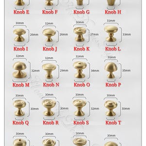 Puede incluir: Una variedad de pomos de armario de lat&oacute;n, cada uno etiquetado con una letra y dimensiones en mil&iacute;metros. Los estilos incluyen dise&ntilde;os redondos, facetados y en forma de hongo. Los pomos var&iacute;an en altura de 25 mm a 38 mm.