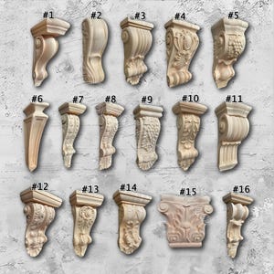 Puede incluir: Una colección de dieciséis ménsulas de madera sin terminar, cada una con un diseño tallado único. Las ménsulas varían en forma y tamaño, con elementos decorativos que incluyen volutas, hojas y patrones florales. Los números 1-16 están impresos encima de cada ménsula.