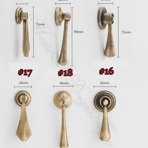 Pu&ograve; includere: Sei pomelli per mobili in ottone antico in vari design. Misure: larghezze di 14 mm, 20 mm e 17 mm, e lunghezze di 73 mm, 90 mm e 71 mm. Ogni pomello ha una forma unica, con i numeri #16, #17 e #18.