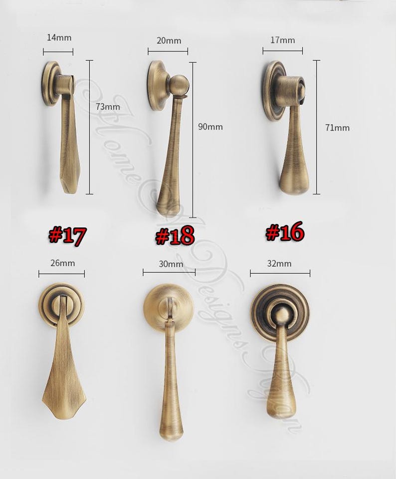 Pu&ograve; includere: Sei pomelli per mobili in ottone antico in vari design. Misure: larghezze di 14 mm, 20 mm e 17 mm, e lunghezze di 73 mm, 90 mm e 71 mm. Ogni pomello ha una forma unica, con i numeri #16, #17 e #18.