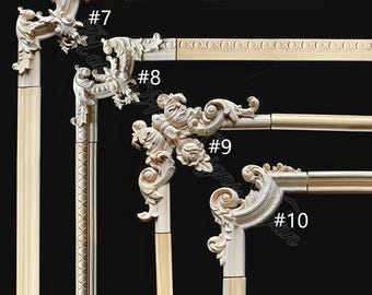 Peut inclure: Gros plan sur quatre coins en bois ornés différents, chacun avec un design sculpté unique. Les coins sont peints en beige clair, avec des motifs floraux et de volutes complexes. Le fond est noir.