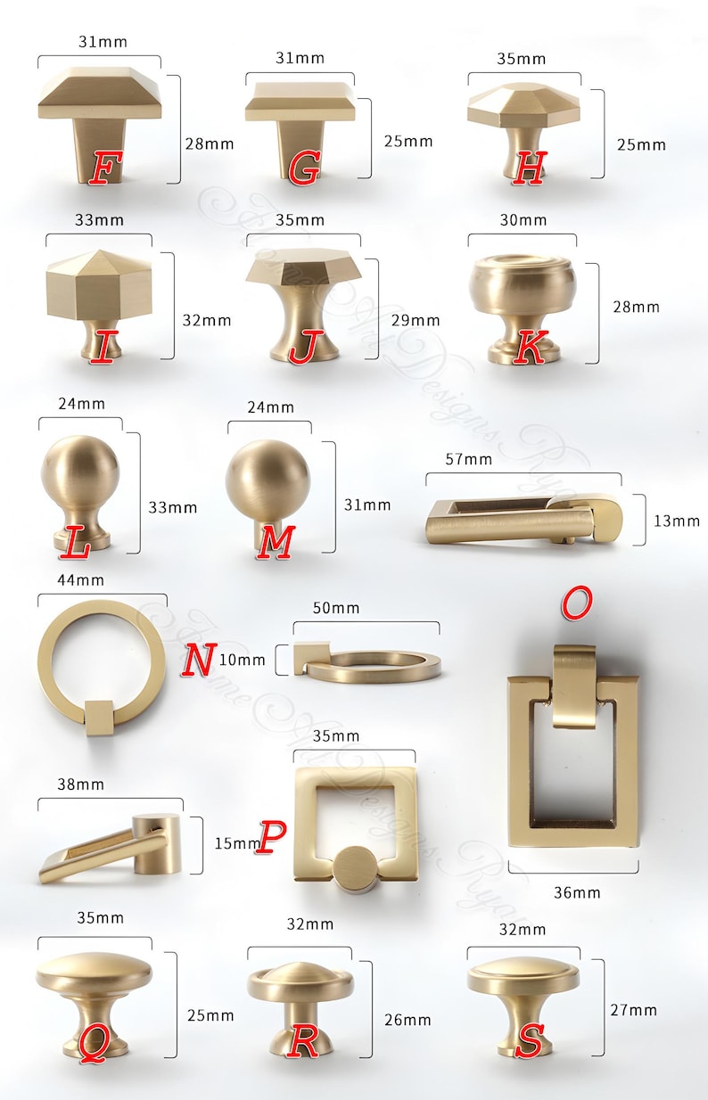 Puede incluir: Una colecci&oacute;n de herrajes de lat&oacute;n para armarios, que incluye pomos y tiradores. La imagen muestra varios dise&ntilde;os, como pomos cuadrados, redondos y en forma de T, con medidas en mil&iacute;metros. Los herrajes tienen un acabado met&aacute;lico c&aacute;lido.
