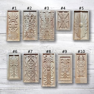 Op de afbeelding: Tien rechthoekige, onafgewerkte houtsnijwerken met bloemen en geometrische ontwerpen. Elke snijwerk is genummerd van één tot tien. De snijwerken worden getoond tegen een witte houten achtergrond.