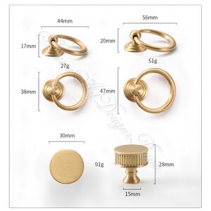 Puede incluir: Una colecci&oacute;n de herrajes de lat&oacute;n para armarios, que incluye tiradores de anillo y un pomo. Los tiradores de anillo var&iacute;an en tama&ntilde;o, el m&aacute;s grande mide 56 mm de ancho. El pomo es redondo y mide 30 mm de di&aacute;metro.