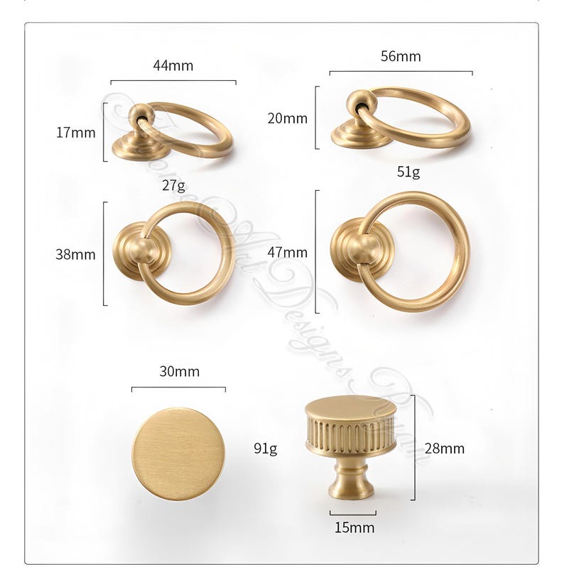 Puede incluir: Una colecci&oacute;n de herrajes de lat&oacute;n para armarios, que incluye tiradores de anillo y un pomo. Los tiradores de anillo var&iacute;an en tama&ntilde;o, el m&aacute;s grande mide 56 mm de ancho. El pomo es redondo y mide 30 mm de di&aacute;metro.