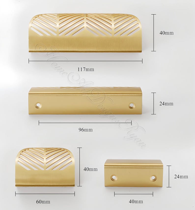 K&ouml;nnte beinhalten: Eine Sammlung goldfarbener Schrankgriffe. Der gr&ouml;&szlig;te Griff ist 117 mm lang und 40 mm hoch, mit einem dekorativen blattartigen Muster. Weitere Griffe sind 96 mm und 40 mm lang, und 40 mm lang und 24 mm hoch.