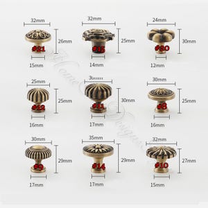 Pu&ograve; includere: Una collezione di nove pomelli per mobili in bronzo antico con vari disegni decorativi. Le misure sono in millimetri, con il pomello pi&ugrave; grande che misura 35 mm di diametro.