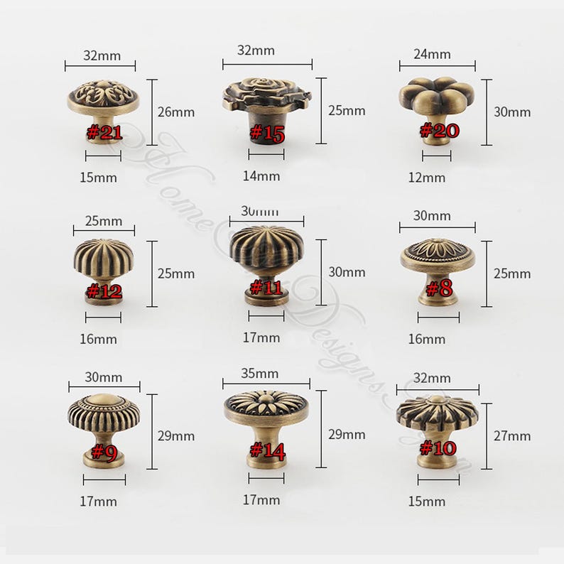 Pu&ograve; includere: Una collezione di nove pomelli per mobili in bronzo antico con vari disegni decorativi. Le misure sono in millimetri, con il pomello pi&ugrave; grande che misura 35 mm di diametro.