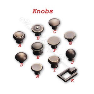 K&ouml;nnte beinhalten: Eine Auswahl an bronzefarbenen Schrankkn&ouml;pfen in verschiedenen Formen und Gr&ouml;&szlig;en, beschriftet mit A bis K. Das Wort "Knobs" steht in roter Schrift oben. Die Kn&ouml;pfe umfassen runde, flache und kugelf&ouml;rmige Designs.