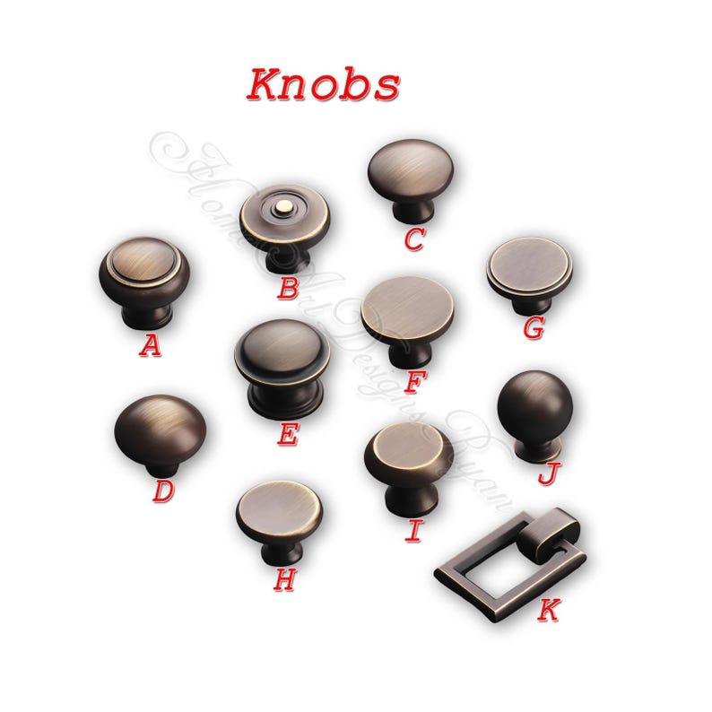 K&ouml;nnte beinhalten: Eine Auswahl an bronzefarbenen Schrankkn&ouml;pfen in verschiedenen Formen und Gr&ouml;&szlig;en, beschriftet mit A bis K. Das Wort "Knobs" steht in roter Schrift oben. Die Kn&ouml;pfe umfassen runde, flache und kugelf&ouml;rmige Designs.