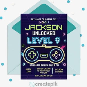 以下が含まれることがあります： ネオングリーンとブルーの誕生日招待状で、ビデオゲームコントローラーのグラフィックが描かれています。招待状には「Let's get our game on! 」と「Jackson Unlocked Level 9」と書かれています。パーティーは3月22日午後1時です。
