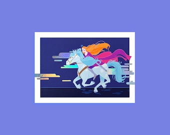 Peut inclure: Une femme aux longs cheveux roux chevauche un cheval blanc avec une crinière et une queue bleues. Le cheval galope dans un ciel bleu foncé avec des nuages irisés. La femme porte une robe violette et une cape rouge.