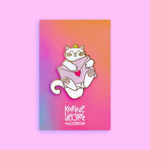 Pin de esmalte con brillantina: un lindo gatito blanco y su carta de amor. Broche de metal dorado brillante.