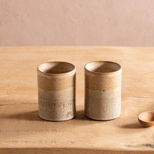 TWEE handgemaakte crème gele aardewerk bekers, handgemaakte keramische hoge tumblers, rustieke aardewerk beker, modern aardewerk cilinder waterglas, moeder cadeau